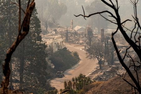 米カリフォルニア州ロサンゼルス近郊で７日に発生した２つの大規模な山火事は、１３日から予想される強風でさらに拡大する可能性があり、消防当局は消化活動を強化している。１月１０日、パシフィック・パリセーズで撮影（２０２５年　ロイター/David Ryder）
