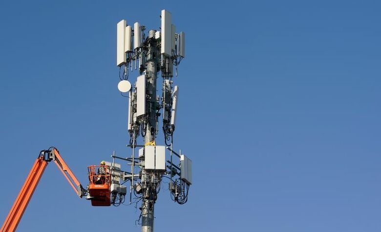 ベライゾンの作業員が通信塔に5G通信機器を設置する様子。2019年12月3日、米ユタ州オーレムで撮影。REUTERS/George Frey