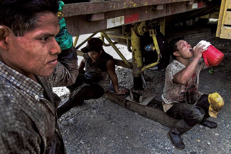 パナマのバナナ農園で働くインド人労働者が水をがぶ飲み　JAN SOCHORｰLATINCONTENT/GETTY IMAGES