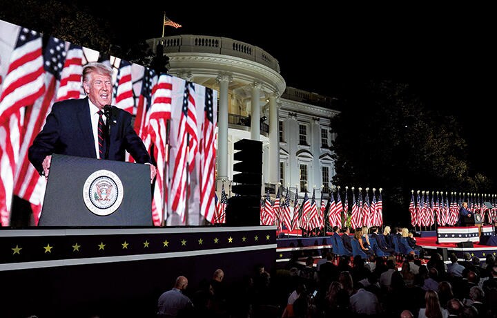 党大会の4日目、指名受諾演説を行うトランプがスクリーンに大写しに　KEVIN LAMARQUE-REUTERS