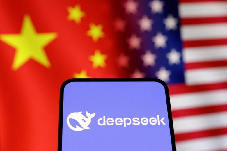 写真は米中国旗と新興企業ディープシークのロゴ。2025年1月に撮影。REUTERS/Dado Ruvic