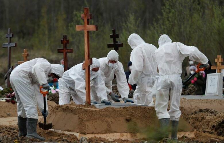 ロシアの首都モスクワ市の当局は13日、4月に市内で死亡した新型コロナ感染者のうち、6割以上の死因を新型コロナ以外として統計上処理したと明らかにした。写真はサンクトペテルブルク郊外の埋葬地。13日撮影(2020年　ロイター/Anton Vaganov)