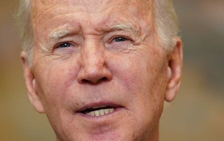 米ホワイトハウスは２２日、バイデン大統領（写真）と共和党のマッカーシー下院議長が米東部夏時間午後５時半（日本時間２３日午前６時半）に会談し、債務上限問題を巡り協議すると発表した。２０２２年１２月撮影（２０２３年　ロイター/Kevin Lamarque）