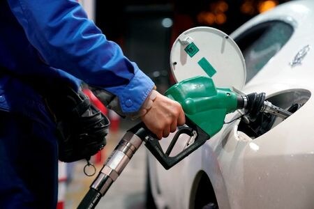 　９月１７日、原油先物はアジア時間で下落。ハリケーン「サリー」の影響で生産が一時停止していたメキシコ湾岸で再開の動きがあり、需要低迷懸念が再燃した。写真は上海のガソリンスタンドで２０１７年１１月撮影（２０２０年　ロイター／Aly Song）