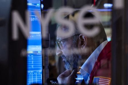 米ニューヨーク証券取引所（ＮＹＳＥ）で１０月撮影。REUTERS/Brendan McDermid