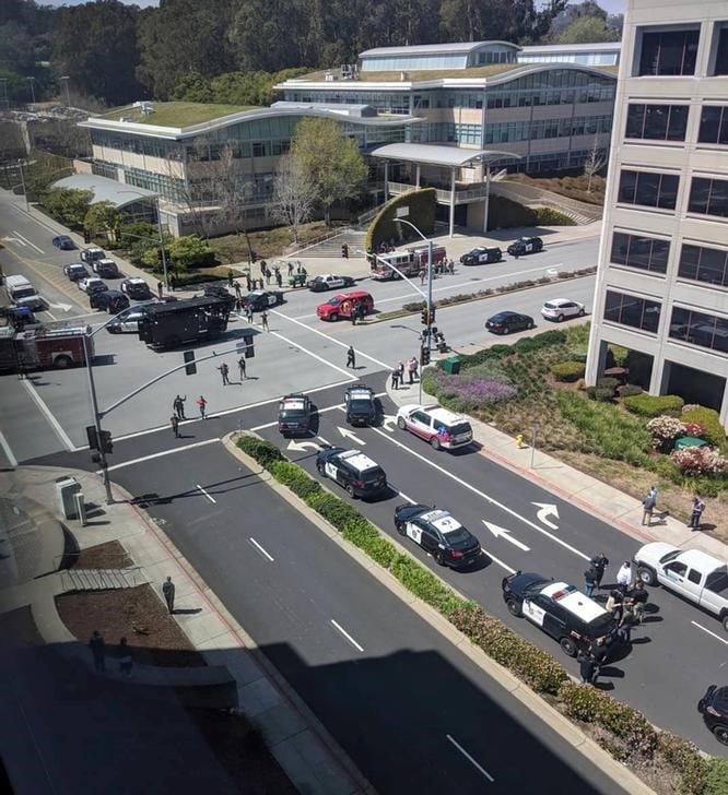 ４月３日、米カリフォルニア州サンフランシスコ近郊にある動画共有サイト「ユーチューブ」の本社で銃の発砲があり、少なくとも３人が負傷し、病院に搬送された。写真は現場付近で撮影、提供写真（２０１８年　ロイター）