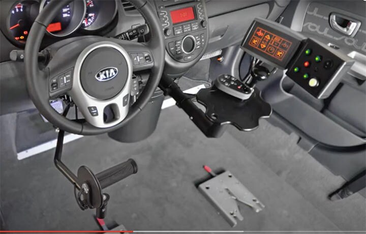 イタリアKIVI社の手動運転装置を施した車両の運転席。車いすに乗ったままでも運転できる　 Kivi YESweDRIVE-YouTube