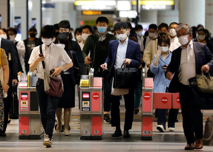 自分で自分の身を守る日本人（東京の通勤客、5月27日）　Kim Kyung-Hoon-REUTERS