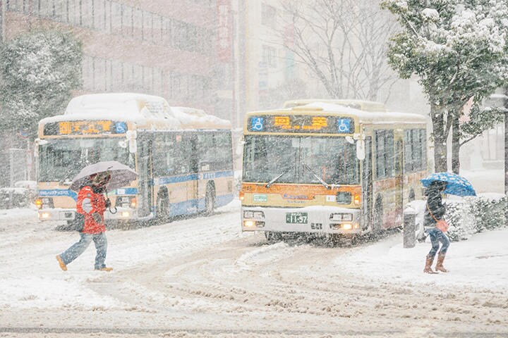 雪道では、滑っても頭を打たないようにすることが何よりも重要（写真はイメージです）　Aduldej-iStock