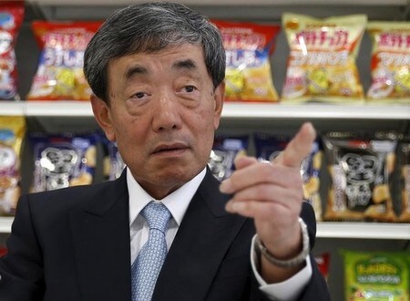 　５月１３日、カルビー の松本晃会長兼ＣＥＯ（最高経営責任者、写真）は、頂新国際集団傘下の味全食品工業との合弁を解消した台湾での事業展開について、今後は単独で行う可能性が高いと述べた。都内で１月撮影（２０１６年　ロイター/Toru Hanai）