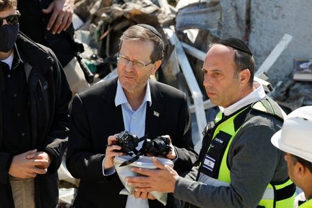 2026年3月2日、イスラエルのベイト・シェメシュでイランのミサイル攻撃の現場を視察したヘルツォグ大統領。REUTERS/Amir Cohen