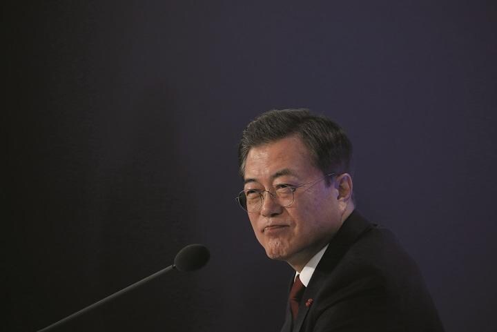 米韓首脳会談での成功や好調な国内産業など順風な文政権だったが　KIM HONG-JIｰPOOLｰREUTERS