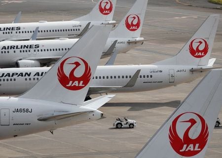 ８月３日、日本航空（ＪＡＬ）が発表した２０２１年４─６月期の連結決算（国際会計基準）によると、純損益は５７９億円の赤字だった。写真は２０２０年１０月、羽田空港に駐機中のＪＡＬ機（２０２１年　ロイター/Issei Kato）