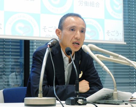 　８月２８日、 セブン＆アイ・ホールディングス傘下の百貨店、そごう・西武の労働組合は、同社の売却を巡り、ストライキの実施を経営陣に通知したと発表した。写真は２５日、都内でストライキ権確立を発表するそごう・西武労組の寺岡泰博委員長（２０２３年　時事通信）