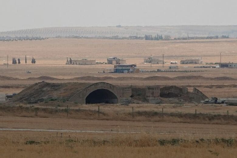 シリアのアブ・アルドゥフール空軍基地　18日撮影　REUTERS/Stringer