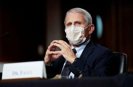 バイデン米大統領の首席医療顧問を務めるファウチ氏、米国は来年に「パンデミック（世界的大流行）」から「エンデミック（一定地域で普段から継続的に発生する状態）」に移行したと考えられる状況になるとの見方を示した。１１月４日、ワシントンで撮影（２０２１年　ロイター／Elizabeth Frantz）