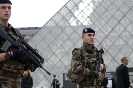 　１１月１７日、フランスのバルス首相は、先週末のパリ同時攻撃を受けて安全保障関連予算を増額するため、欧州連合（ＥＵ）が義務付ける財政規律は達成できないとの見通しを明らかにした。パリで１６日撮影（２０１５年　ロイター/Benoit Tessier）