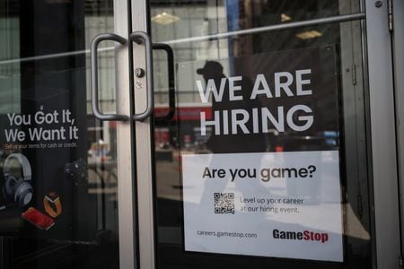 米ニューヨークのゲームストップのドアに貼られた求人募集のサイン。２０２４年撮影。REUTERS/Shannon Stapleton