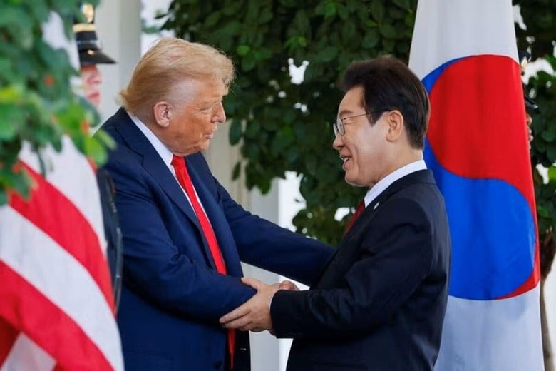 ８月２５日、トランプ米大統領はホワイトハウスで韓国の李在明大統領と会談した。写真は対面する両首脳。ワシントンのホワイトハウスで同日撮影（２０２５年　ロイター/Brian Snyder）