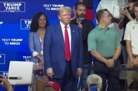 【動画】選挙集会でのトランプの「異常な様子」が話題、認知能力を不安視する声が急増...ハリスも「大丈夫？」と反応