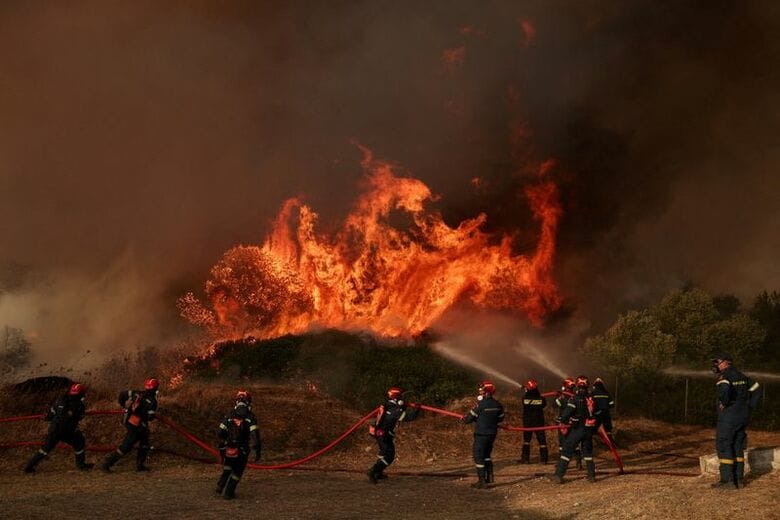 写真は山火事の消火活動を行う消防士。8月3日、ギリシャの西アッティカ地方ルンパ近郊で撮影。REUTERS/Louisa Gouliamaki