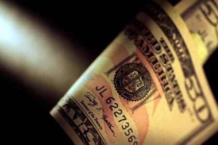 　７月１１日、午後３時のドル／円は、前日ニューヨーク市場の午後５時時点とほぼ変わらずの１１１円前半。日本時間早朝、米国が中国製品に追加関税を適用する方針を示したことを受けて、一時円が買われた。写真は昨年６月撮影（２０１８年　ロイター／Thomas White）