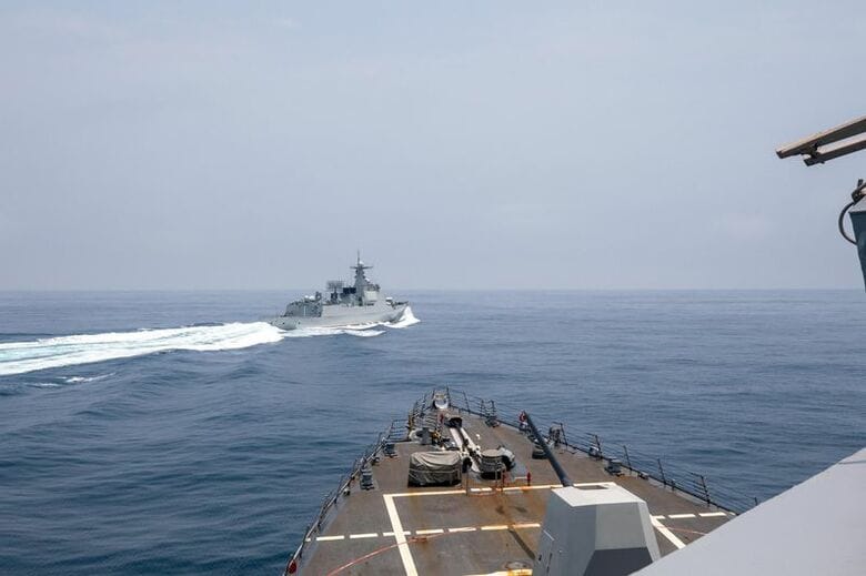 台湾海峡で、米駆逐艦付近を航行する中国軍艦。米駆逐艦から2023年6月3日撮影　U.S. Navy/Mass Communication Specialist 1st Class Andre T. Richard/Handout via REUTERS