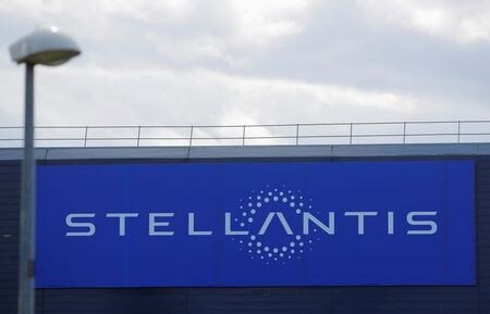 　６月９日　米欧自動車大手ステランティスはフランスの裁判所が同社傘下の仏プジョーに対して、広範なディーゼル車排ガス検査で消費者を欺いたとして、将来的な賠償金支払いに充てる保証金３０００万ユーロ（３６００万ドル）の拠出を命じたと発表した。写真は５月５日、フランスのパリで撮影（２０２１年　ロイター/Gonzalo Fuentes）