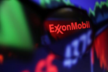 米欧のエネルギー大手、シェルとエクソンモービル は、欧州最大級の天然ガス生産合弁事業の売却手続きを開始した。（2022年　ロイター/Dado Ruvic/Illustration）
