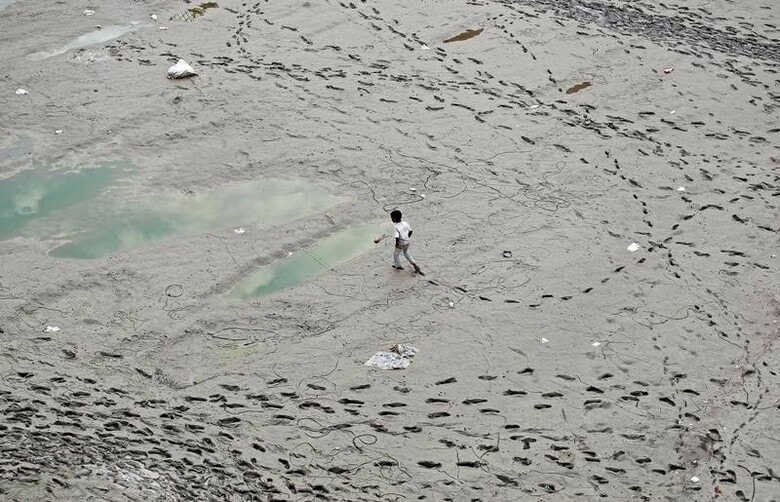 ５月８日、少年がクリケットを楽しんでいた場所近くの部屋に誘い込むと、男はドアと窓を閉め、彼をレイプした──。インドのムンバイに住む１４歳の少年が昨年７月、病院のベッドで母親に語った話だ。写真は２０１６年、ガンジー川の川岸を歩く少年（２０１８年　ロイター/Jitendra Prakash）