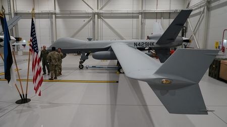 　米軍は３月１４日、黒海上空の国際空域を飛行していた米軍の無人偵察機ＭＱ９リーパーがロシアのスホイ２７戦闘機と衝突し、黒海に墜落したと発表した。写真はＭＱ９リーパー。エストニアのアマリ空軍基地で２０２０年７月撮影（２０２３年　ロイター/Janis Laizans）