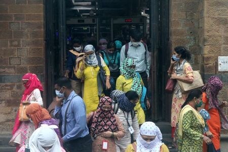 　９月２８日、インドの新型コロナウイルス感染者が累計で６００万人を突破した。写真はムンバイで２２日撮影（２０２０年　ロイター／Niharika Kulkarni）