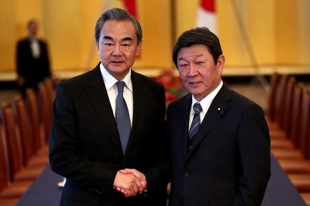 　１１月２５日、日中両政府は、日本産牛肉の対中輸出再開に向け、前提条件となる「動物衛生検疫協定」に署名した。２００１年の日本での牛海綿状脳症（ＢＳＥ）発生を受けて、中国は輸入を禁止していた。中国の王毅外相（右）との会合の後に、茂木敏充外相（左）が明らかにした。都内で撮影（２０１９年　ロイター/Behrouz Mehri）