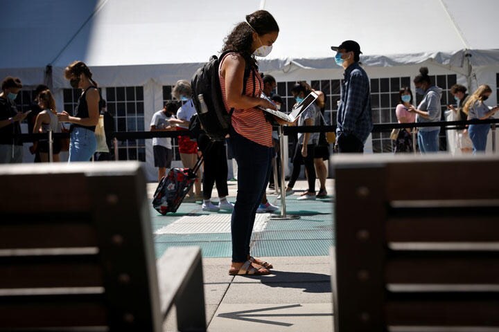 新型コロナの検査を受けるため列に並ぶニューヨークの学生たち（2020年8月）Mike Segar-REUTERS