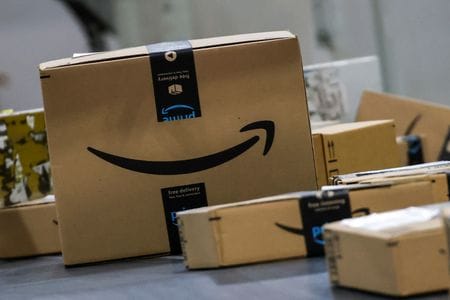 １２月１０日、米アマゾン・ドット・コムはインドで１５分以内に食料品などの商品を配送するクイックコマース（オンライン注文品の即時宅配サービス）の試験運用を開始すると発表した。写真は米ニュジャージー州にある同社の発送センター。２日撮影（２０２４年　ロイター/Eduardo Munoz）
