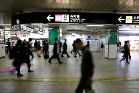 ８月１８日、大阪府は過去最多となる２２９６人の新型コロナウイルス感染が確認されたと発表した。この日判明した死亡者は５人だった。写真は２０１７年１０月、大阪市の駅で撮影（２０２１年　ロイター／Thomas White）