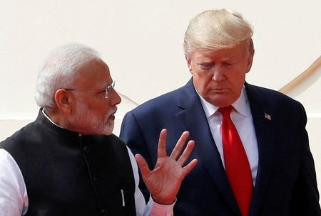 インドのモディ首相（左）は２７日、米国のトランプ大統領と同日に電話会談を行い、相互に有益で信頼できるパートナーシップの構築に努めると伝えたと明らかにした。２０２０年２月撮影（２０２５年　ロイター/Al Drago）