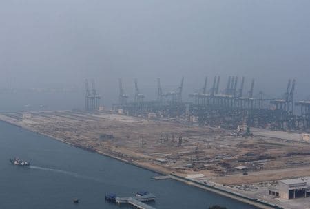 　１０月１９日、周辺国に深刻な大気汚染をもたらしているインドネシアの森林火災が拡大しつつあり、来年まで鎮火しない可能性がある。写真はインドネシアの森林火災による「煙害（ヘイズ）」の影響を受けているシンガポールの港。１２日撮影（２０１５年　ロイター/Edgar Su）