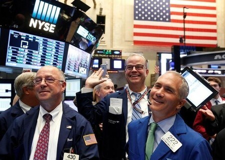　９月１６日、翌週の米国株式市場では、２０─２１日に開催される米連邦公開市場委員会（ＦＯＭＣ）でどのような政策決定が行われるか、米経済の成長トレンドが米連邦準備理事会（ＦＲＢ）による利上げの根拠となるかどうかが注目される。ニューヨーク証券取引所で１５日撮影（２０１６年　ロイター/Brendan McDermid）