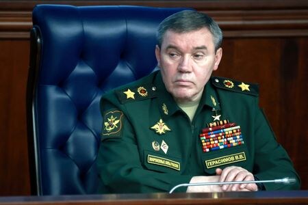 　７月１０日、ロシアの国営テレビは、ロシア軍のゲラシモフ参謀総長が会議でウクライナのミサイル基地を破壊するよう命令している様子を報じた。２０２２年１２月、代表撮影（２０２３年　ロイター）