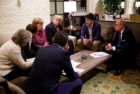 　Ｇ７初日の８日、ケベックで会談するカナダのトルドー首相（右から２人目）、トランプ米大統領（同３人目）、ドイツのメルケル首相（同４人目）ら。カナダ首相府提供（２０１８年　ロイター）