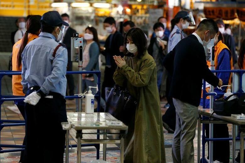 東京ドーム は19日、香港のオアシス・マネジメントが運用するファンドから臨時株主総会の招集を請求されたと発表した。オアシスが求めている経営改革案に対し、東京ドーム経営陣が対話を避けてきたなどとして、長岡勤社長ら取締役3人の解任を要求している。写真は2020年10月15日のプロ野球・巨人－広島戦の試合前に手を消毒して入場する観客。(2020年　ロイター/Jack Tarrant)