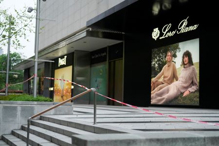 ５月２０日、上海の老舗美容系企業でマーケティングマネジャーとして働くコウさんは今年、いつもなら「１つか２つ」買っている高級ブランドのバッグ購入をやめて、お金を節約するつもりだ。写真は４月、新型コロナウイルス感染症対策で閉鎖された上海の商業施設（２０２２年　ロイター/Aly Song）
