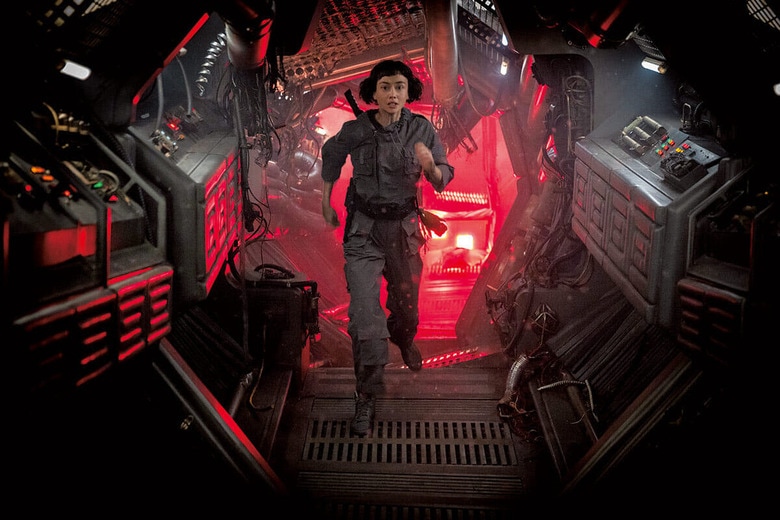 物語のカギを握るウェンディは人工の体に人間の少女の意識を注入した「ハイブリッド」　©2025 FX PRODUCTIONS, LLC. COURTESY OF FX NETWORKS AND HULU