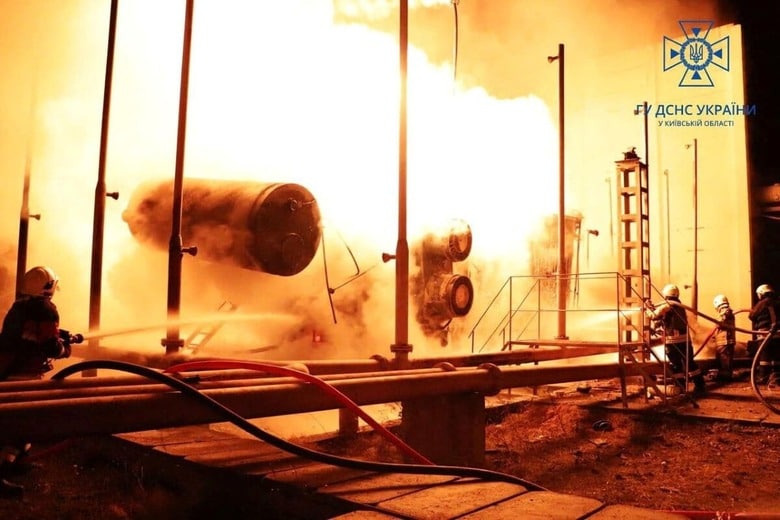 ロシアのドローン攻撃を受けたウクライナのエネルギー施設（10月27日）　State Emergency Service of Ukraine/Handout via REUTERS