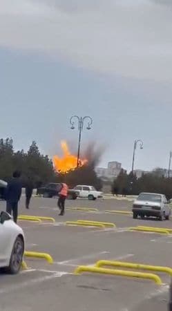 3月5日、アゼルバイジャンのナヒチェバンの空港で爆発するドローン。ＳＮＳに投稿された動画より抜粋。提供画像。 Social Media/via REUTERS