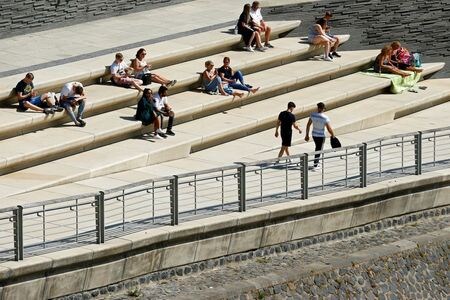 ドイツ連邦政府と１６連邦州の首相は、新型コロナウイルス感染拡大防止に向けたソーシャル・ディスタンシング（社会的距離）措置を６月２９日まで延長する方針で合意した。写真はライン川のほとりで憩う人々。５月２１日、ケルンで撮影（２０２０年　ロイター/Thilo Schmuelgen）