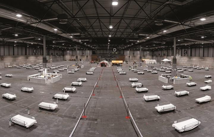 スペインの首都マドリードの見本市会場に設置された新型肺炎患者用の病床  COMUNIDAD DE MADRIDーREUTERS