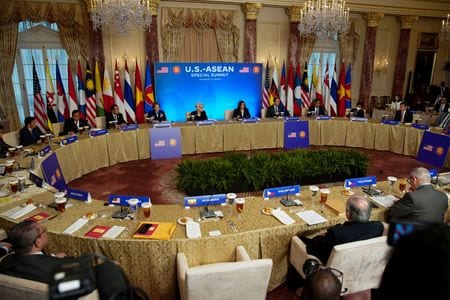 米国のハリス副大統領は１３日、バイデン大統領がホワイトハウスで開いた東南アジア諸国連合（ＡＳＥＡＮ）との首脳会議で、米国は東南アジア地域を優先事項と見なしているとし、何世代にもわたりこの地域にとどまると表明した。ワシントンで撮影（２０２２年　ロイター/Elizabeth Frantz）