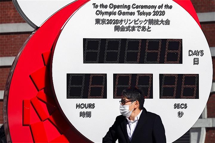 新型コロナウイルスの感染拡大が長引いた場合、最悪のシナリオとは……　写真は東京駅前に設置された東京五輪のカウントダウン時計。REUTERS/Athit Perawongmetha